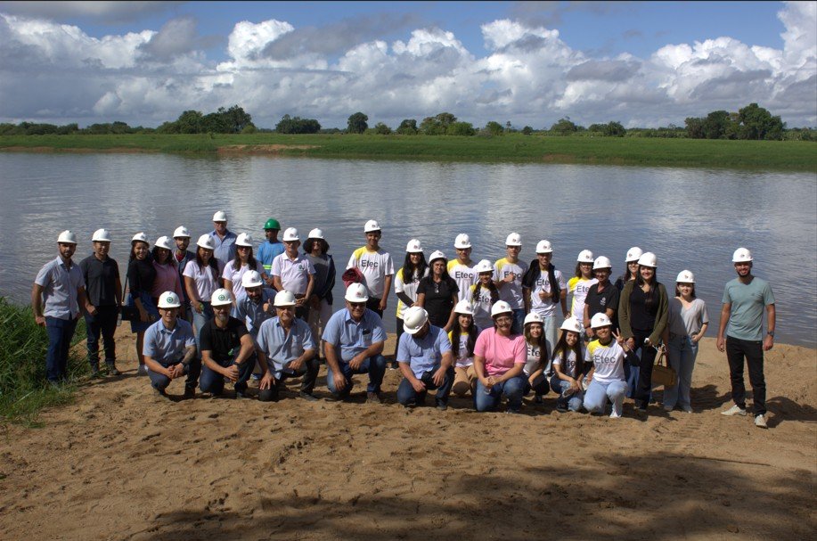 Grupo de estudantes e equipe do Projeto Viva Ribeira às margens do Rio Ribeira